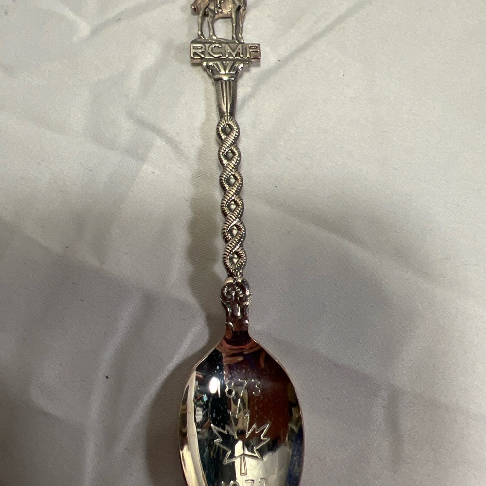 Lot of 2 vintage souvenir spoons, 1976 Olympics & RCMP 1873-1973 made n Holland - Picture 10 of 10